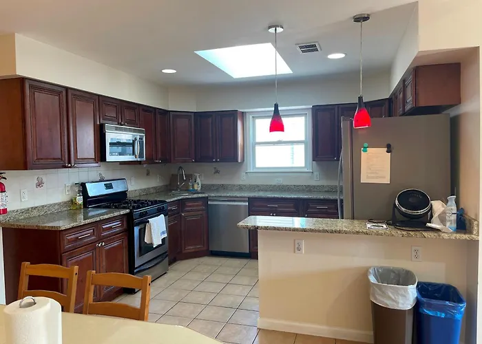 Business & Family Friendly Balcony Jacuzzi Free Park